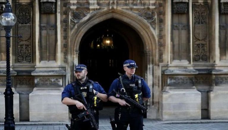 عناصر من الشرطة البريطانية أمام البرلمان - أرشيفية