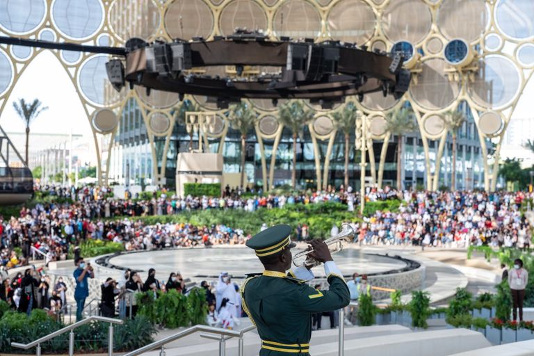 زوار إكسبو يشاركون الإمارات احتفالاتها بعيد الاتحاد الخمسين صور