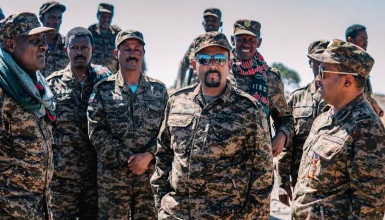 آبي أحمد رئيس الوزراء الإثيوبي في جبهة القتال