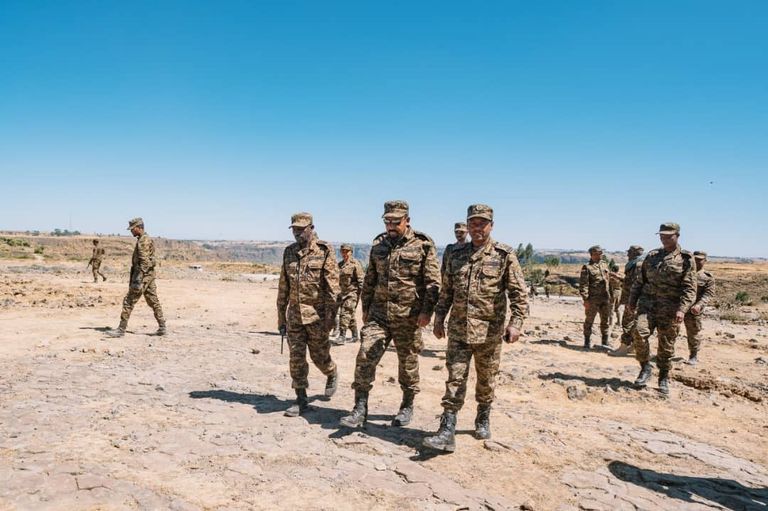 آبي أحمد رئيس الوزراء الإثيوبي في جبهة القتال