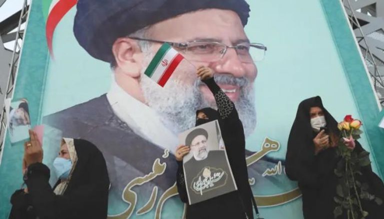 لافته للرئيس الإيراي إبراهيم رئيسي وسط بعض من مؤيداته