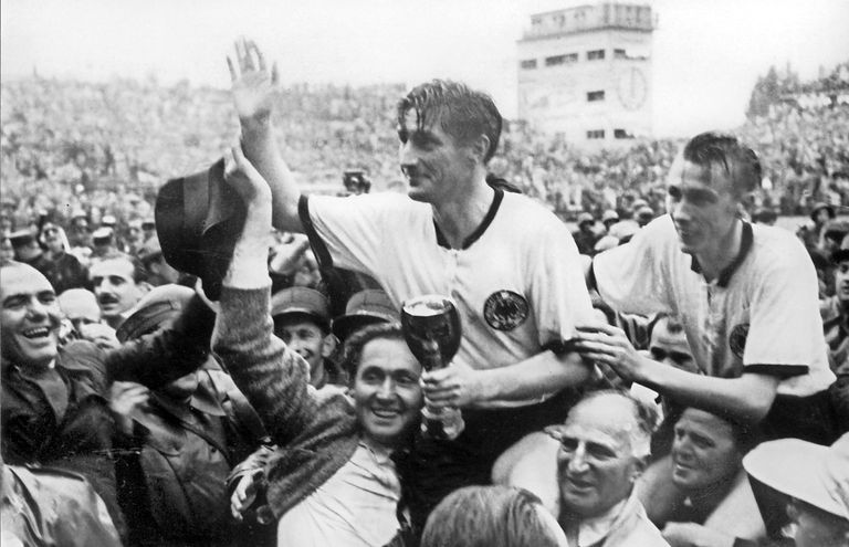 هورست إيكل نجم منتخب ألمانيا الراحل مع زملائه في كأس العالم 1954