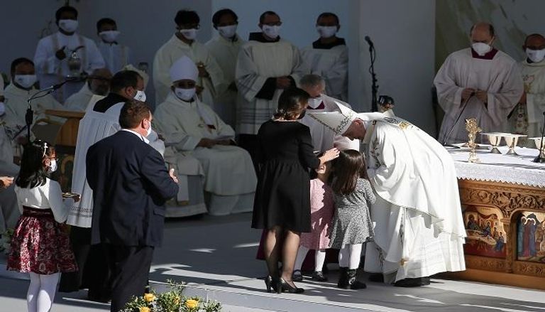  البابا فرنسيس بابا الفاتيكان يرأس قداسا في قبرص