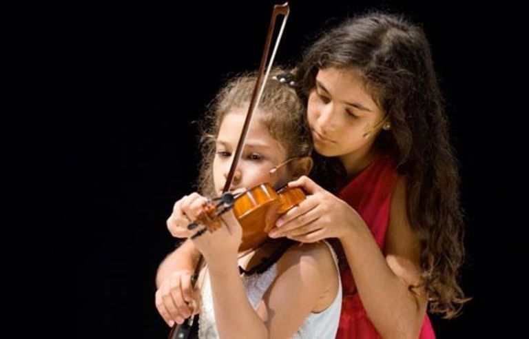 مريم مع شقيقتها ووالديها