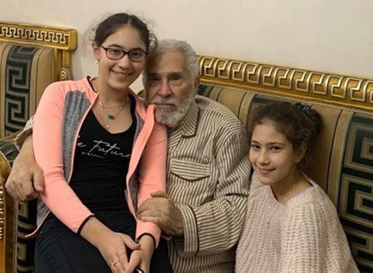 مريم مع شقيقتها ووالديها