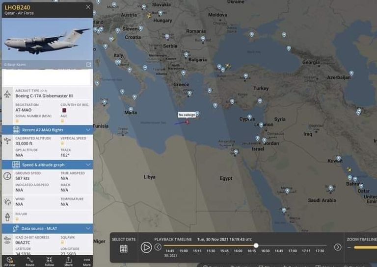 صورة نشرتها وسائل الإعلام المحلية للحظة وصول الطائرة لمطار معيتيقة