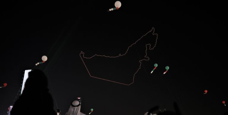 طائرات الدرونز تشكل لوحة فنية لمسبار الأمل