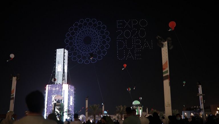 طائرات الدرونز تشكل لوحة فنية لمسبار الأمل