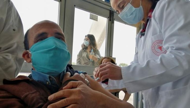 رجل يتلقى لقاحا ضد فيروس كورونا في تونس (أرشيفية)