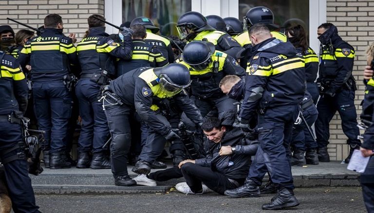 اعتقال متظاهرين اقتحموا مقر منظمة حظر الأسلحة الكيميائية - أ.ف.ب اعتقال متظاهرين اقتحموا مقر منظمة حظر الأسلحة الكيميائية - أ.ف.ب
