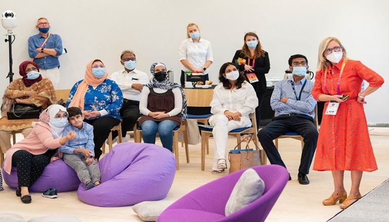 لوسي هوكينج ابنة العالم الشهير ستيفن هوكينج