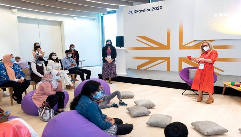 لوسي هوكينج ابنة العالم الشهير ستيفن هوكينج