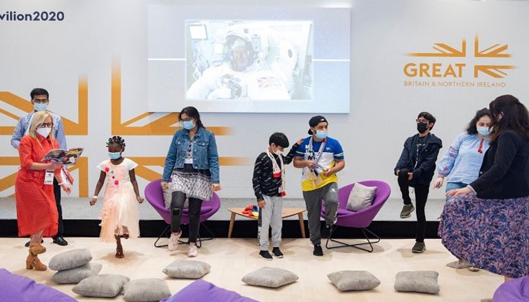 لوسي هوكينج ابنة العالم الشهير ستيفن هوكينج