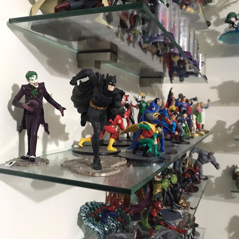 جانب من مقتنيات الشاب اللبناني عزت كريدية