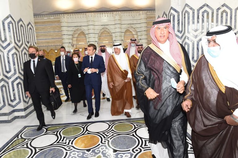 ماكرون بعد وصوله إلى جدة