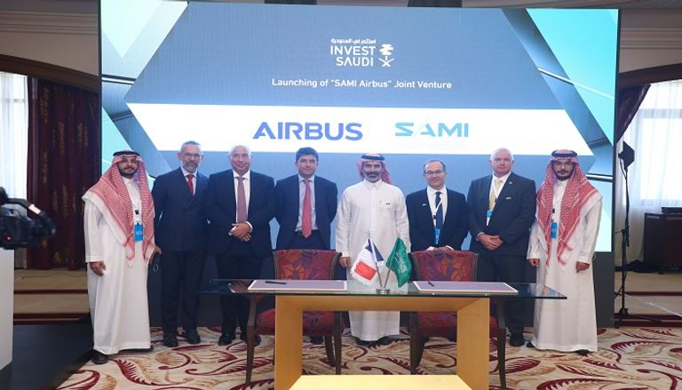 جانب من توقيع الاتفاقية جانب من توقيع الاتفاقية