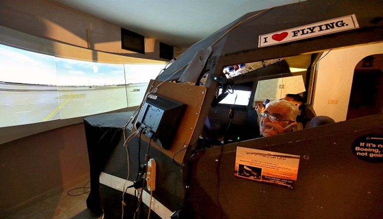 الأردني محمد ملحس في قمرة القيادة بمنزله