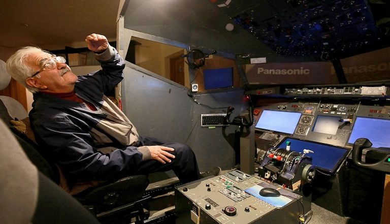 الأردني محمد ملحس في قمرة القيادة بمنزله