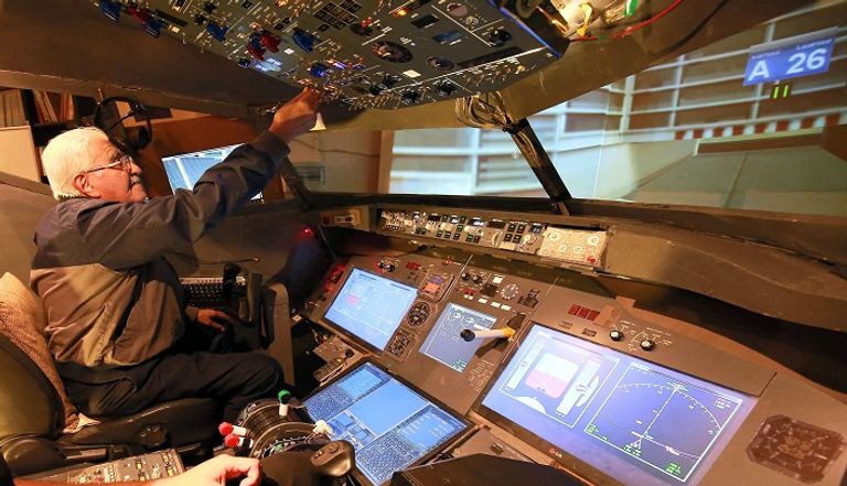 الأردني محمد ملحس في قمرة القيادة بمنزله