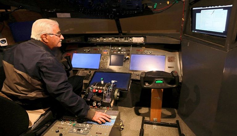 الأردني محمد ملحس في قمرة القيادة بمنزله