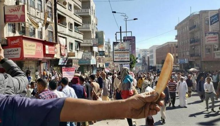عصيان مدني في اليمن.. انهيار الريال يُعطّل الحياة