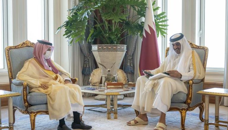 أمير قطر خلال تسلمه الدعوة للقمة الخليجية الـ42