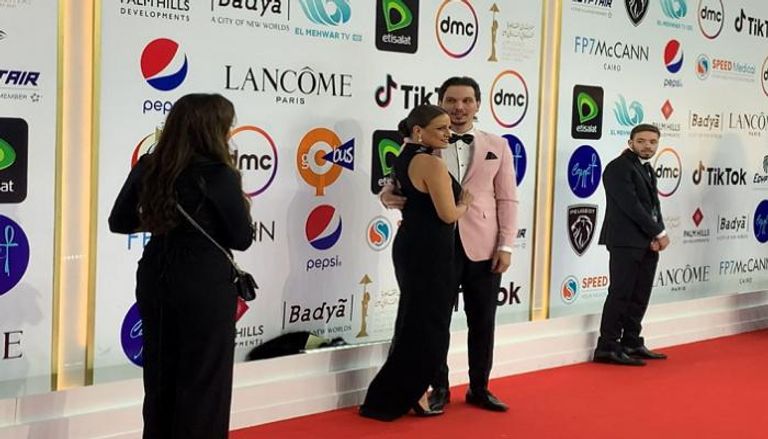 ريهام عبدالغفور مع ابنها في ختام مهرجان القاهرة السينمائي