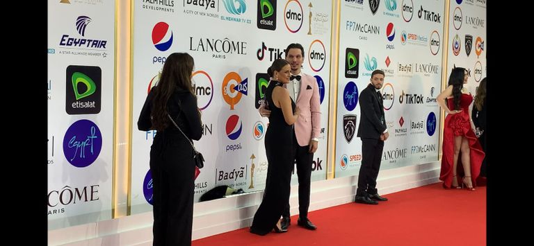 ريهام عبدالغفور مع ابنها في ختام مهرجان القاهرة السينمائي