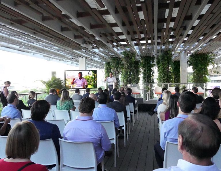 فرنسيس سواريز يتلقى راتبه بعملة البيتكوين