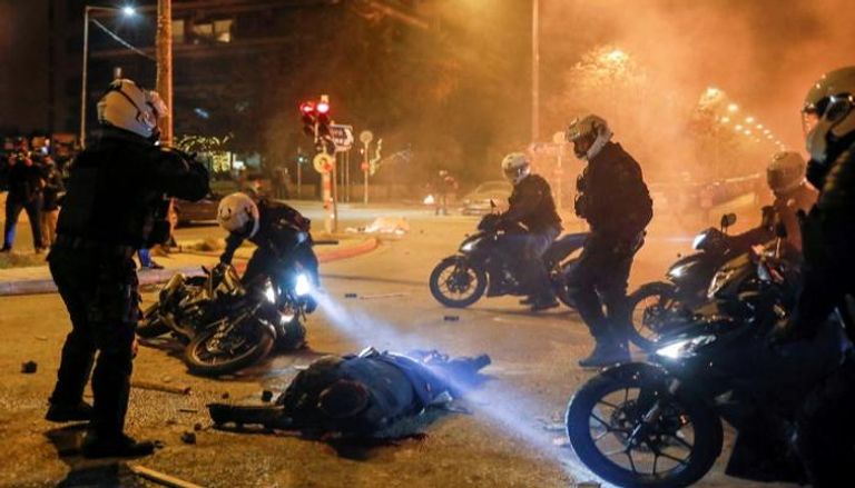 الضابط اليوناني ملقى على الأرض بعد الاعتداء عليه- رويترز