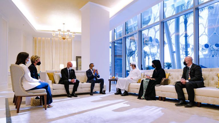 الشيخ مكتوم بن محمد بن راشد آل مكتوم يستقبل رؤساء شركة نيسان موتورز