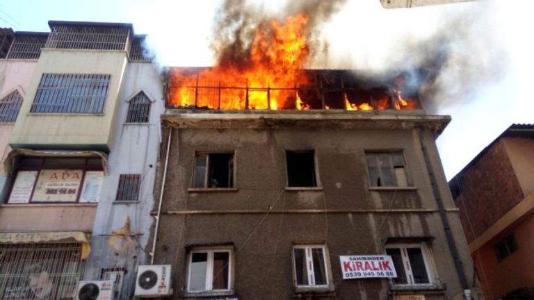 جانب من الحريق الذي التهم القصر التاريخي