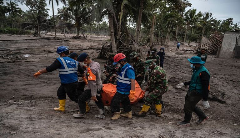 البحث عن ناجين إثر ثوران بركان سيميرو بإندونيسيا