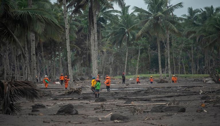 البحث عن ناجين إثر ثوران بركان سيميرو بإندونيسيا