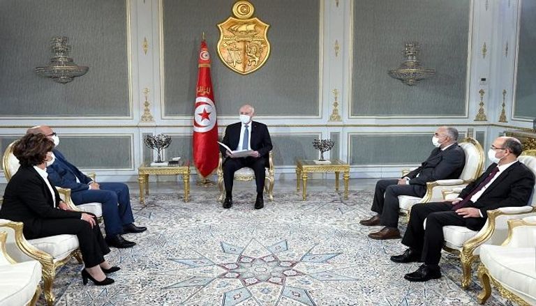 الرئيس التونسي خلال اجتماع حكومي