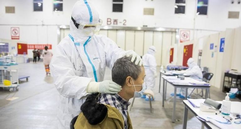 قياس حرارة لامرأة بأحد مطارات تايلاند