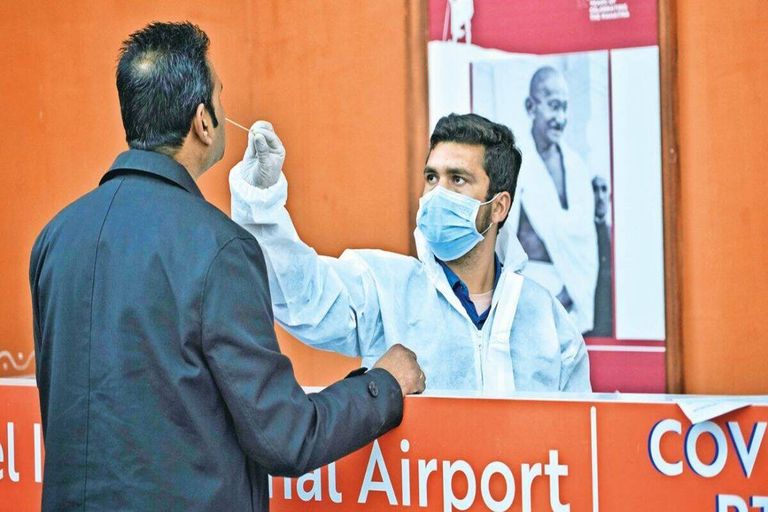 قياس حرارة لامرأة بأحد مطارات تايلاند