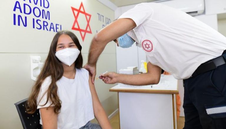 فتاة تتلقى جرعة من لقاح كورونا في إسرائيل