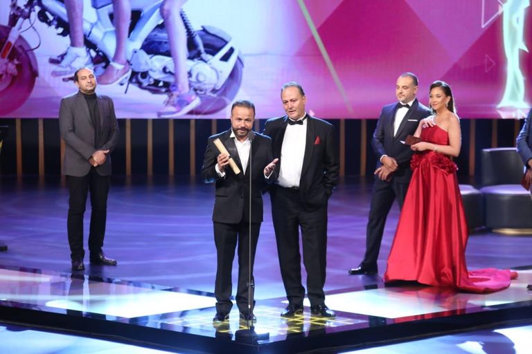 وزيرة الثقافة المصرية تسلم جائزة الهرم الذهبي لصناع