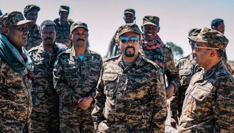 رئيس الوزراء الإثيوبي وسط جنود من الجيش
