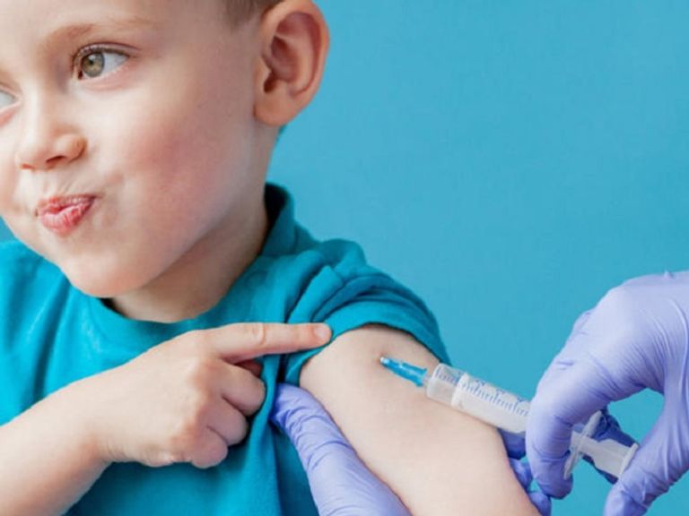 الكويت تتيح التسجيل لتلقي اللقاح حتى عمر 5 سنوات