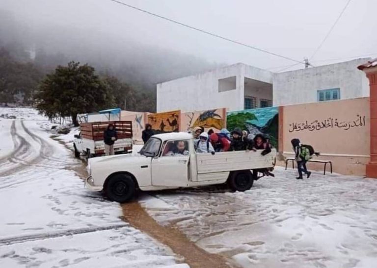 تساقط الثلوج في مدينة رفراف بمحافظة بنزرت شمالي تونس