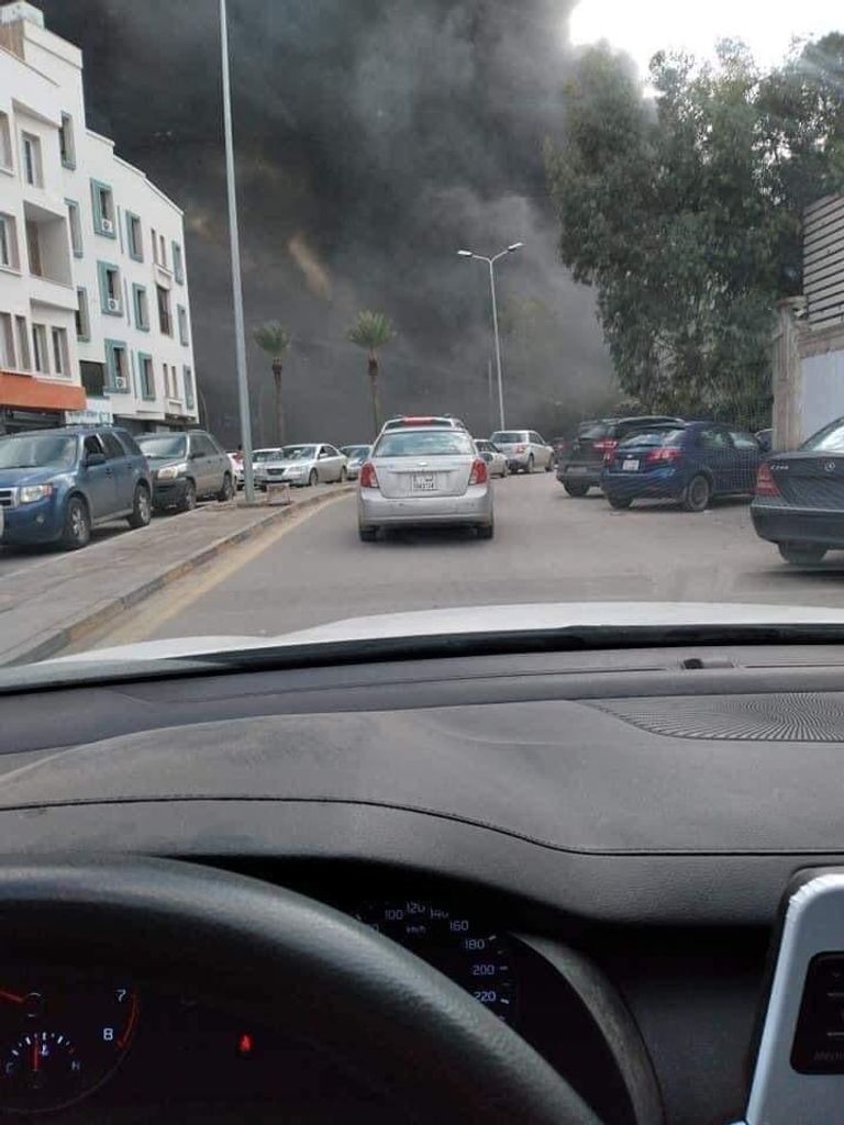 فرق الدفاع المدني تحاول إخماد الحريق