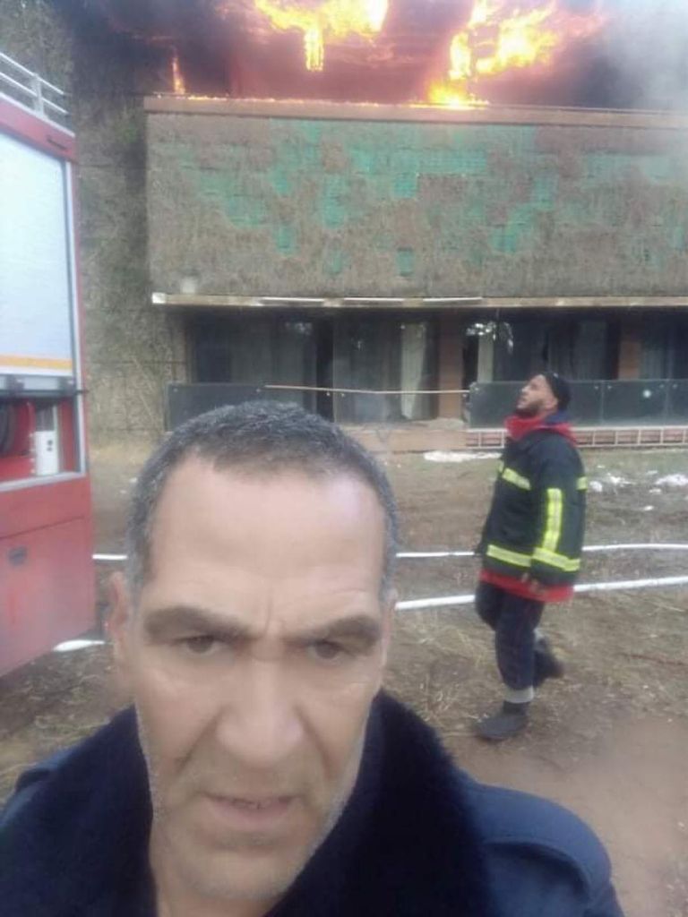 فرق الدفاع المدني تحاول إخماد الحريق