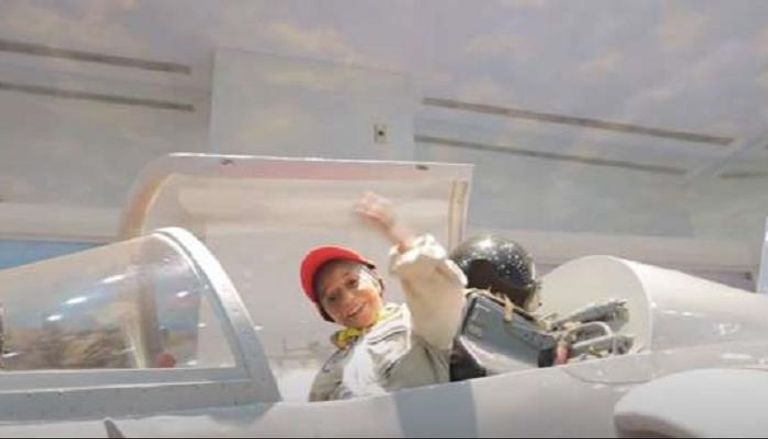 الطفلة بسملة داخل إحدى الطائرات