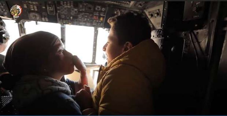 الطفلة بسملة داخل إحدى الطائرات