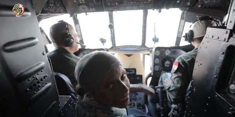 الطفلة بسملة داخل إحدى الطائرات