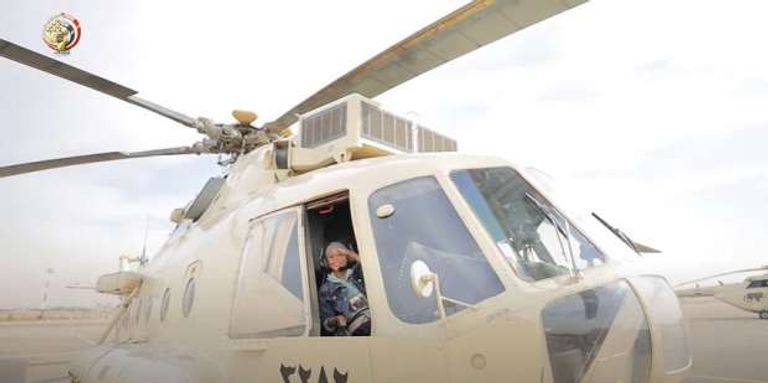 الطفلة بسملة داخل إحدى الطائرات