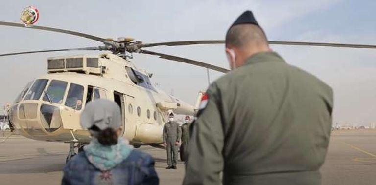 الطفلة بسملة داخل إحدى الطائرات