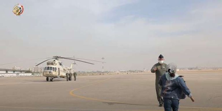 الطفلة بسملة داخل إحدى الطائرات